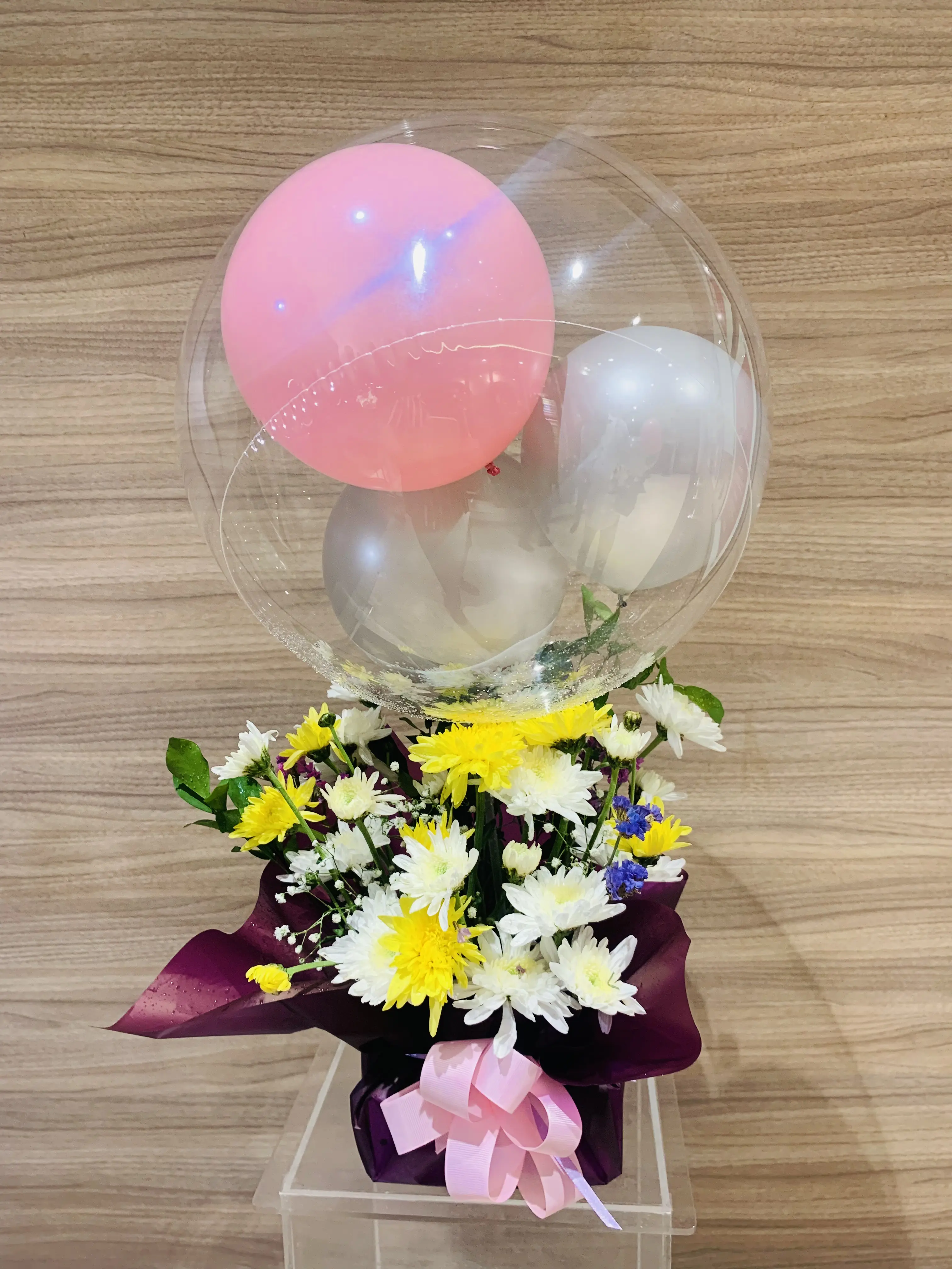 Beautiful gift hampers for women with flowers and luxury items in Chennai