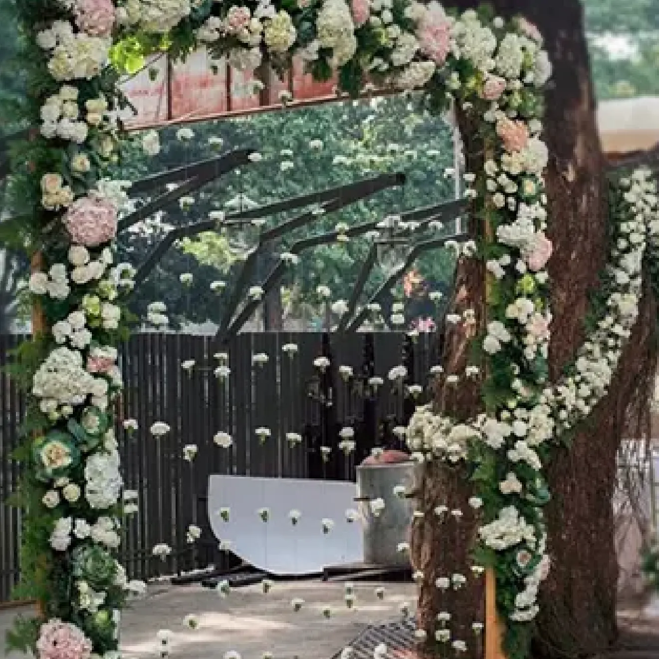 Elegant wedding hampers with flowers and gifts for Chennai brides and grooms