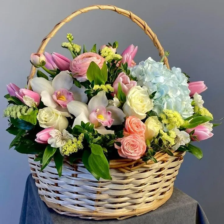 Curated gift hampers for men with premium items and flowers in Chennai