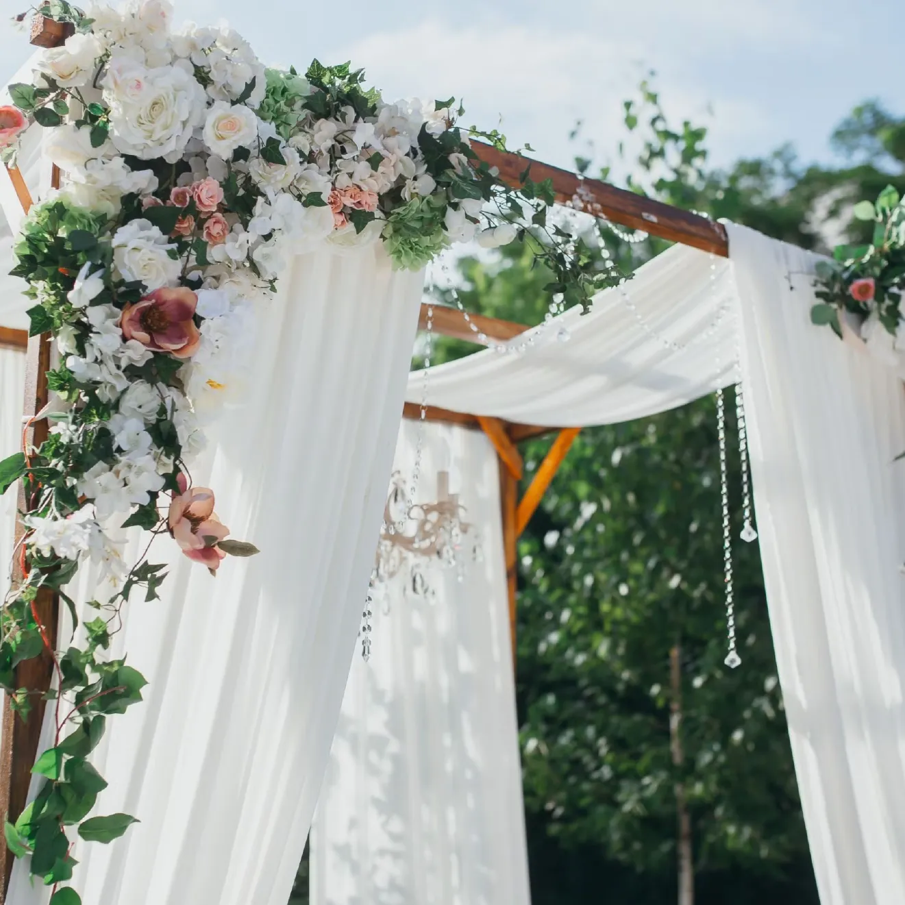 Beautiful gift hampers for women with flowers and luxury items in Chennai